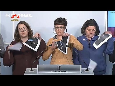 بالفيديو  برلمانيون من اليسار الراديكالي يمزّقون صورًا للملك الإسباني في كتالونيا