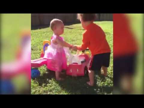 شاهد ماذا حدث لطفل حاول سرقة دراجة شقيقته الصغيرة