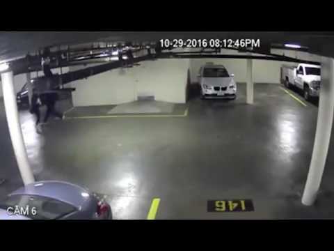 شاهد اللص المهرج يهاجم امرأة ويسرق حقيبتها