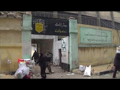 بالفيديو سطو المدنيين على مقرات المعارضة شرق حلب لاقتناء المواد الغذائية