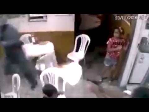 شاهد لحظة إطلاق النار على شرطي برازيلي يقف بجوار طفلة
