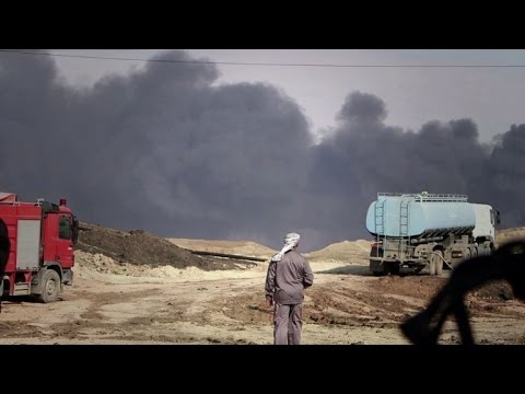 شاهد سُحُب الدخان الأسود ما زالت ترتفع من آبار النفط في القيارة