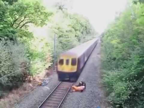 شاهد  شاب ينقذ صديقه من موت محتم في لحظة