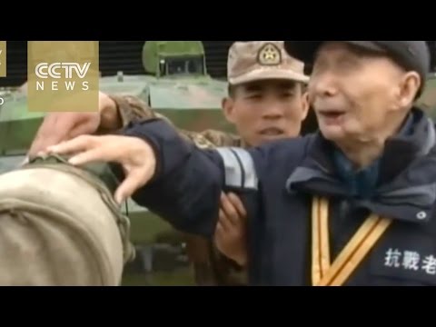 محارب يحقق حلم عمره بلمس دبابة في الصين