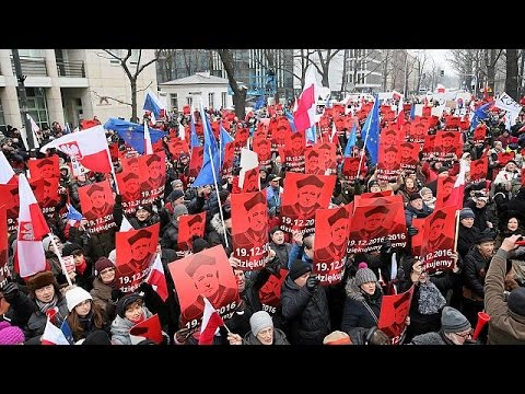 شاهد الرئيس البولندي يلتقي قادة الأحزاب