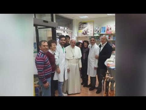 الإيطاليون يفاجئون بالبابا فرنسيس فى محل أحذية
