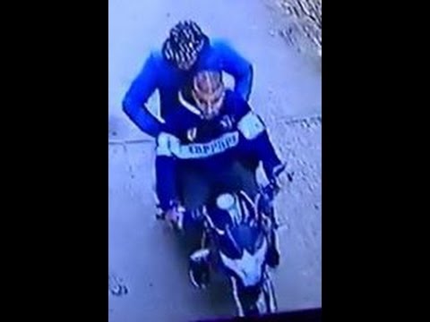 شاهد لص يحمل ساطورًا ليسرق امرأة