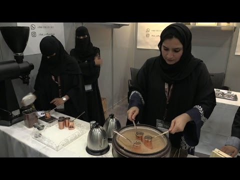 شاهد المعرض الدولي للقهوة والشوكولا في الرياض يستقطب زوارًا كثيرين