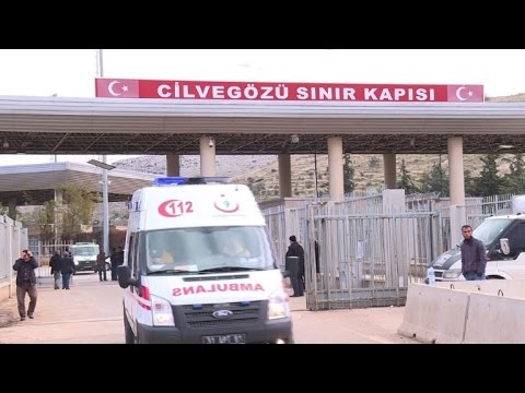 شاهد نقطة عبور تركية تصبح مركزًا لعمليات الإجلاء من حلب