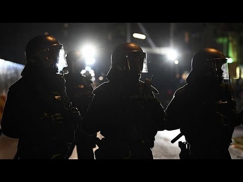 شاهد اعتقال شقيقين يشتبه في تخطيطهما لاعتداء على مركز تجاري