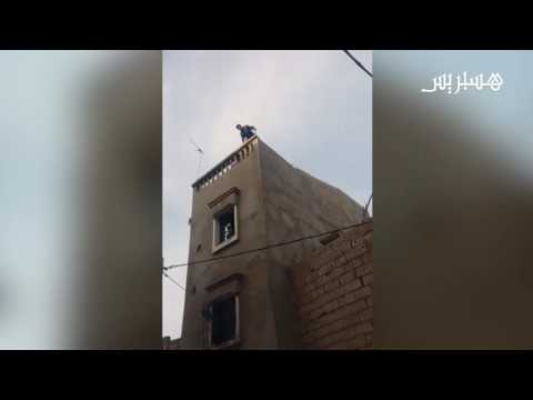 شاهد توقيف لص على سطح أحد المنازل