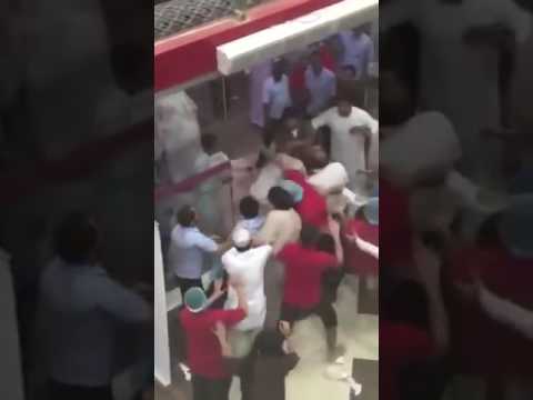 شاهد مشاجرة عنيفة بين الزبائن وعمال مطعم شهير