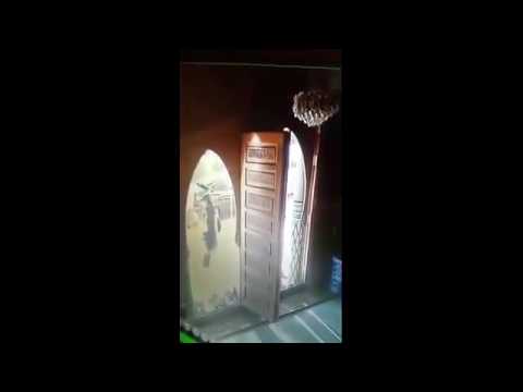 شاهد لحظة سرقة أحذية المصلين في أحد المساجد