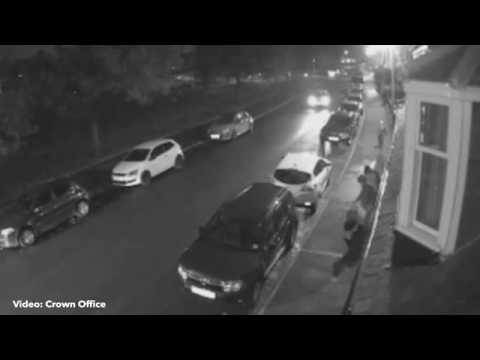 شاهد قاتلان يحملان رأس ضحيتهما المقطوعة في الشارع