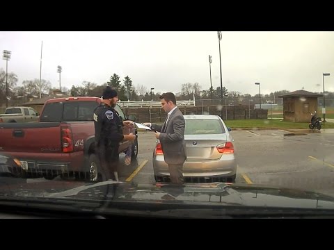 شاهد شرطي يُعلِّم سائق سيارة مسرعة كيفية ربط كرافتة