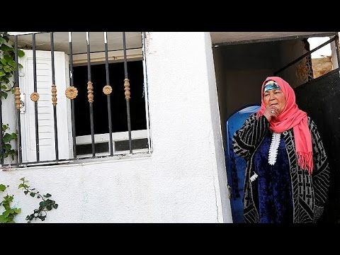 شاهد مئات التونسيين يتظاهرون أمام البرلمان
