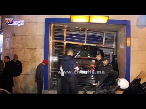 شاهد تهشم سيارة بعد اقتحامها وكالة للاتصالات
