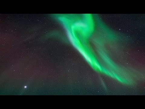 مصور يسجل ظاهرة الشفق القطبي في السويد