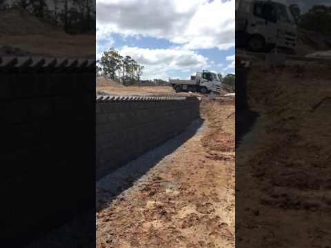 شاهد من عجائب عمال البناء جدار يبني نفسه بنفسه