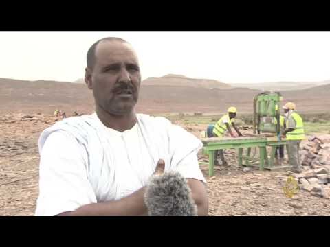 استخراج الحجارة من الصخور بطريقة بدائية في آدرار الموريتانية