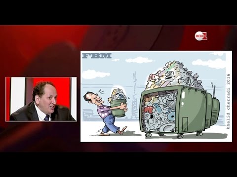 بالفيديو بلال مرميد يُطلِع عبد الخالق فهيد على الرسم الكريكاتوري الخاص به