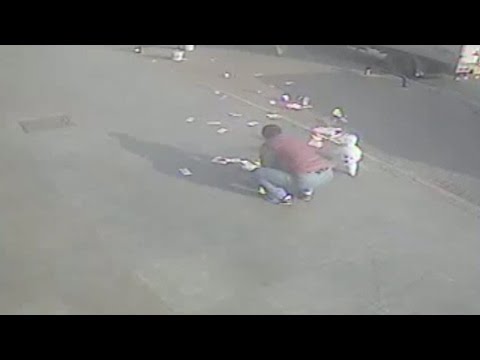شاهد  فاعلو الخير يعيدون 4 آلاف دولار لصاحبها