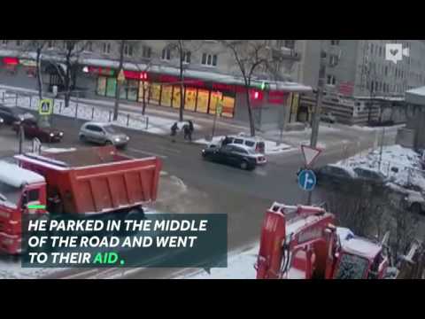 فاعل خير يوقف الشارع بسيارته ليساعد عجوز على المرور