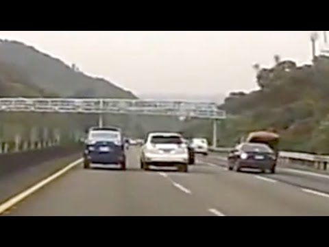 حادث مروع في تايوان المخطئ ينجو والملتزم يحطم سيارته