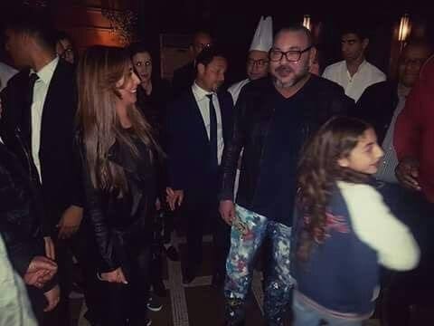 شاهد الملك محمد السادس يفاجئ رواد أحد المقاهي