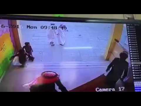 بالفيديو  طالب سعودي يقتحم مدرسته بسلاح ناري
