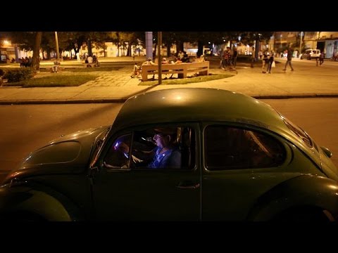 شاهد الكوبيون يتصلون بالعالم الخارجي عبر الانترنت