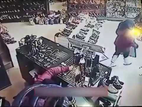 لحظة سرقة فتاة لحقيبة بحيلة ماكرة