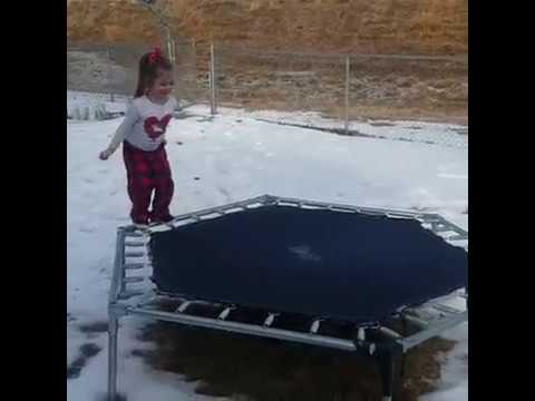 قفزة طفلة على الترامبولين تحقق 25 مليون مشاهدة