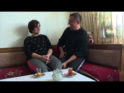 شاهد  قصة حب بين شرطي مقدوني ولاجئة كردية