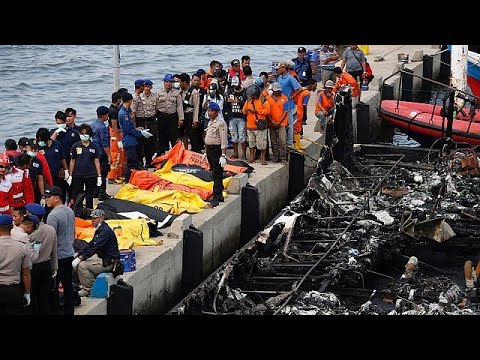 23 قتيلا وعشرات المفقودين في حريق سفينة لنقل المسافرين في أندونيسيا
