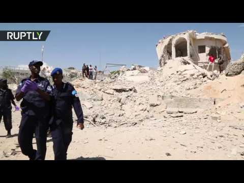 بالفيديو قتلى وجرحى في انفجار عنيف بالقرب من مطار مقديشو
