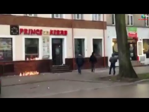شاهد محتجون بولونيون يكسرون واجهة محل عربي