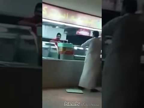 بالفيديو  مشاجرة عنيفة بين سعودي وعمال مطعم