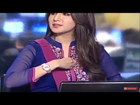 شاهد مذيعة تتعرّض إلى موقف محرج على الهواء