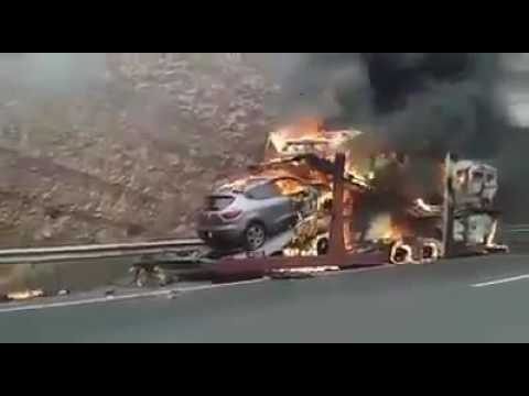 بالفيديو النيران تلتهم شاحنة محملة بالسيارات في المغرب