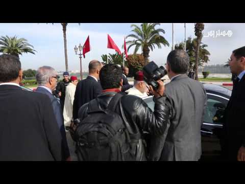 شاهد تجمُّع العشرات في ضريح محمد الخامس