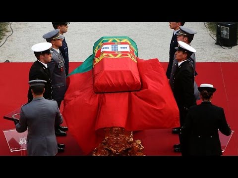 شاهد مارْيُو سْوَارِيزْ يُوارى التراب في لشبونة