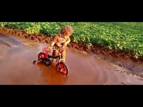 شاهد طفل يثير ضجة بلهوه في بركة طينية