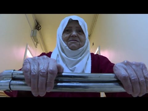 شاهد  مسنّون فرقتهم الحرب عن أبنائهم