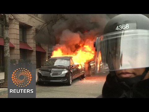 لحظة إشعال النار في موكب وهمي لدونالد ترامب