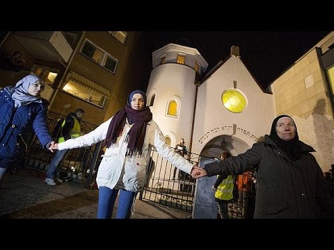 مسلمو النرويج في سلسلة بشرية حول كنيس يهودي