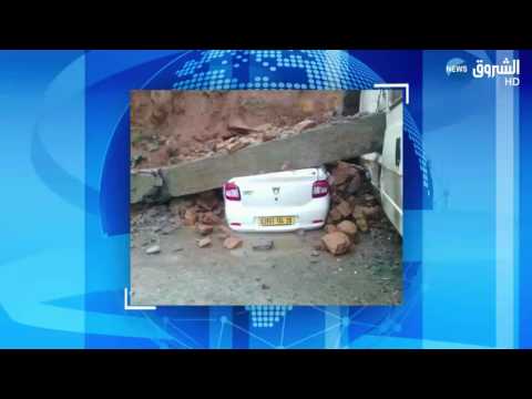 شاهد انهيار جدار يتسبب في تحطيم 4 مركبات في حي الرملي