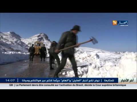 أفراد الدرك الوطني يقومون بإزالة الثلوج لفتح حركة المرور