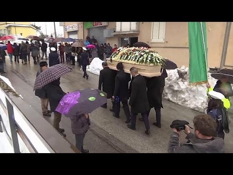 شاهد  إيطاليا تشرع في دفن قتلى فندق رِيغُوبْيانو