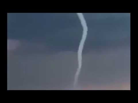 شاهد جسم غريب السماء يمتص الماء من البحر المتوسط